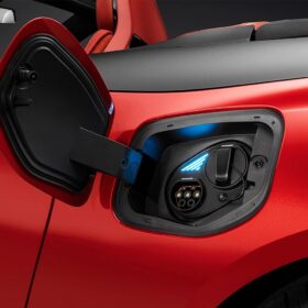 MG Motor Cyberster Trophy Red Top AT completo