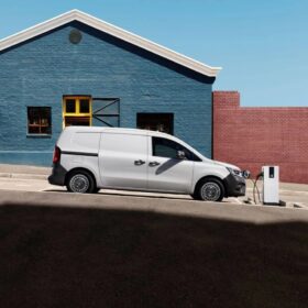 Renault Kangoo E-Tech Base completo
