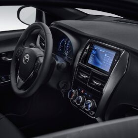 Toyota Yaris Hatchback S CVT completo